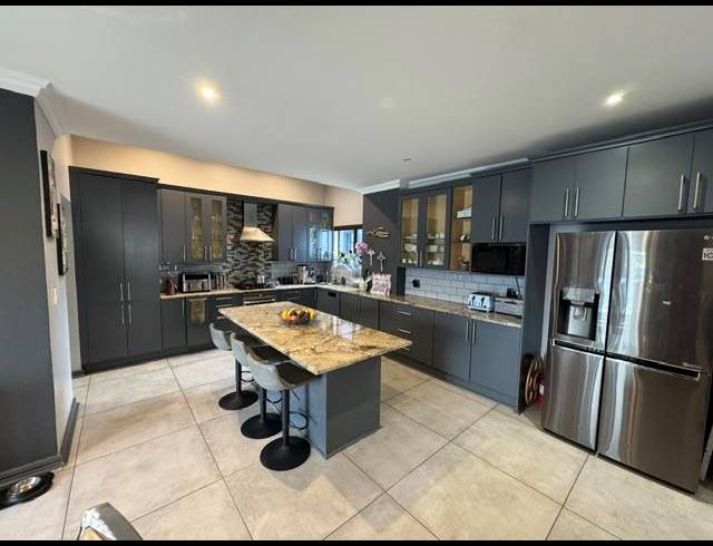 5 BEDROOM HOUSE FOR SALE IN MIDSTREAM ESTATE